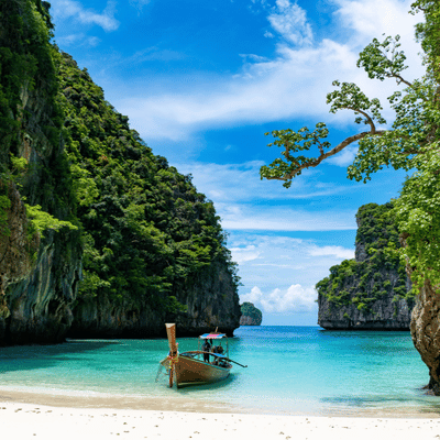 Karibischer Strand und Felsen